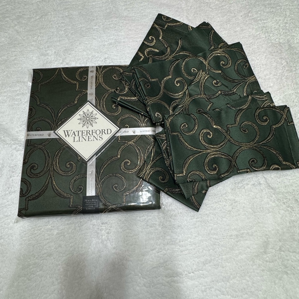 Waterford Linens Forest Green and Gold Swirl Napkin Set